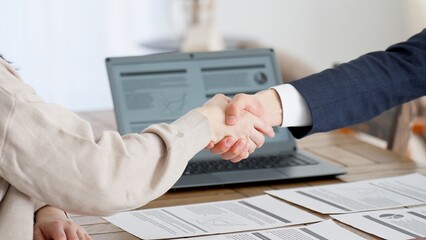 訪問営業で握手をするビジネスマン