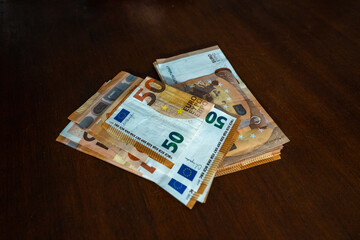Billetes de 50 euros sobre una mesa de madera