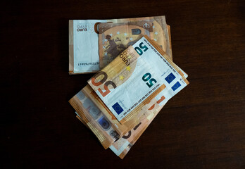 Billetes de 50 euros sobre una mesa de madera
