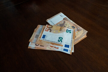 Billetes de 50 euros sobre una mesa de madera