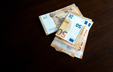 Billetes de 50 euros sobre una mesa de madera