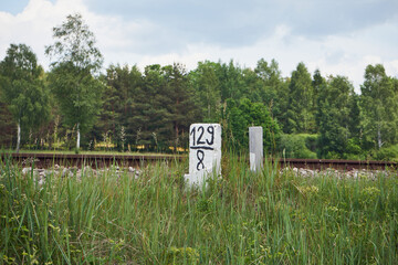 betonowy słupek ,tory  © Marcin Łazarczyk