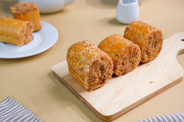 Food made from bread and abon.