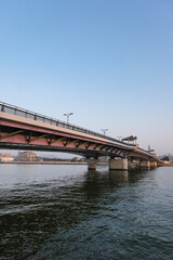 早朝の宍道湖に架かる宍道湖大橋