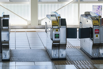 駅構内に設置された自動改札機