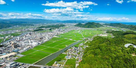 晴天の初夏、高知市五台山上空からのぞむ、高知市街ドローン空撮