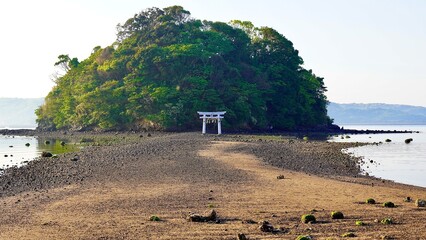 干潮時の参道が現れた小島神社がある島
