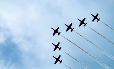 Aviones CASA C-101 de la patrulla águila dejando una estela. Aviones militares y de servicios de...
