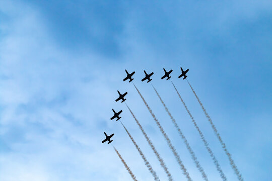 Aviones CASA C-101 de la patrulla &aacute;guila dejando una estela. Aviones militares y de servicios de emergencia volando en el desfile militar del d&iacute;a 12 de octubre de 2019. Madrid, Espa&ntilde;a.