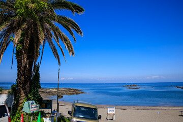 水平線に遠く富士山が見えている。
一年中営業しているおしゃれなビーチ。

日本国神奈川県三浦市荒井浜。
2024年6月撮影。
Mt. Fuji in the distance on the horizon.

Stylish beach house open even all season.
