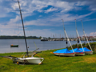 Jollen und Katamarane am gr&uuml;nen Haffufer von Rerik am 26. Mai 2024, Blick auf die Anlegestellen und maritime Freizeitm&ouml;glichkeiten an der Ostsee, Mecklenburg-Vorpommern, Deutschland