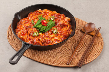  A food made by mixing raw duck meat into easy-to-eat pieces with various vegetables and seasoning it spicy.
