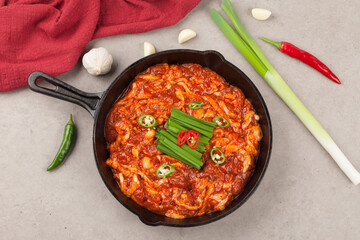  A food made by mixing raw duck meat into easy-to-eat pieces with various vegetables and seasoning it spicy.
