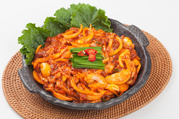  A food made by mixing raw duck meat into easy-to-eat pieces with various vegetables and seasoning it spicy.
