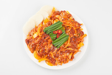  A food made by mixing raw duck meat into easy-to-eat pieces with various vegetables and seasoning it spicy.
