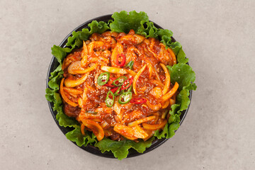  A food made by mixing raw duck meat into easy-to-eat pieces with various vegetables and seasoning...