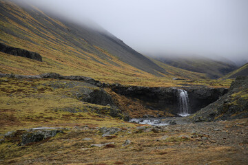 Landschaftsaufnahme auf Island bei bewölkten Himmel und Mystischer Stimmung