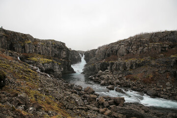 Landschaftsaufnahme  auf Island bei bewölkten Himmel und Mystischer Stimmung