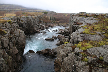 Landschaftsaufnahme  auf Island bei bewölkten Himmel und Mystischer Stimmung