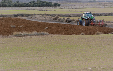 Fototapeta premium TRACTOR REALIZANDO TRABAJOS EN EL CAMPO