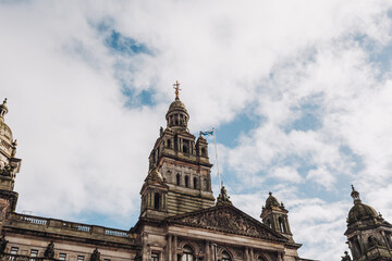 Obraz premium Glasgow Scotland: 12th Feb 2024: Glasgow City Chambers at George Street Glasgow. Low angle view (no people) with Scottish Flag