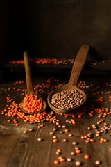 Stillleben mit roten und braunen Linsen