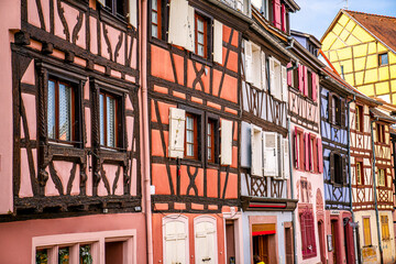 Häuser in Colmar im Elsass in Frankreich. Reisefotos von historischen Fachwerkhäusern