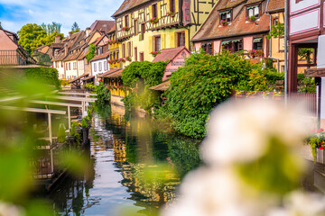 Häuser in Colmar im Elsass in Frankreich. Reisefotos von historischen Fachwerkhäusern