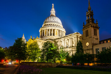 Obraz premium St. Paul's cathedral at night, London, UK