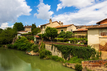 Fototapeta premium Maisons le long de l’Arize depuis le Pont d’Auriac à Rieux-Volvestre