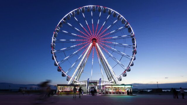 Grande roue &agrave; Marseille de nuit, timelapse