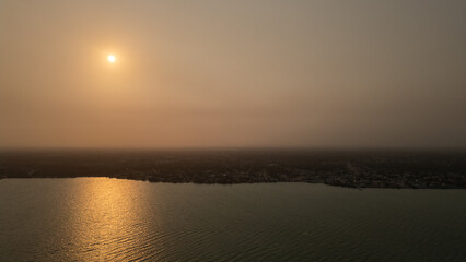 paisaje de un atardecer en el mar abierto a la orilla del mar en la costa de la playa con el sol brillante y reflejando su luz en el agua