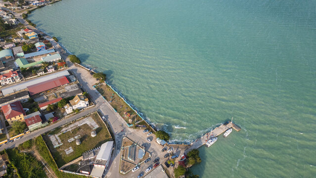 corozal Belice en centroamerica vista aerea de la costa en la playa en el mar paisaje de la naturaleza y urbano puerto y muelle en el oceano azul