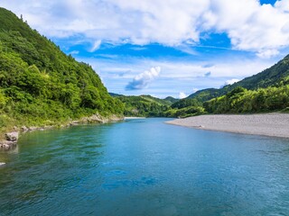 仁淀ブルーが美しい、浅尾の沈下橋。高知県越知町