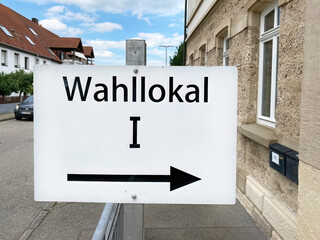 Schild mit Pfeil zum Wahllokal