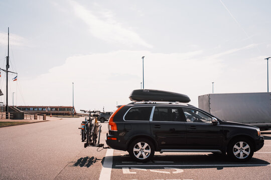 Vollgepacktes Auto steht an einem F&auml;hrableger