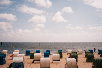 Strandkörbe am Strand mit Blick zum Meer