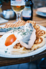Spiegelei und matjes auf einer Waffel