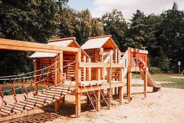 Holzspielplatz auf der Insel Föhr im Sommer