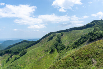 Obraz premium View of the trail from Mt. Bonno-ori via Mt. Kuroyama, Mt. Iwatakeishi, and Mt. Sodake