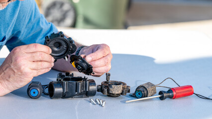Automated sprinkler valve disassembly on a table