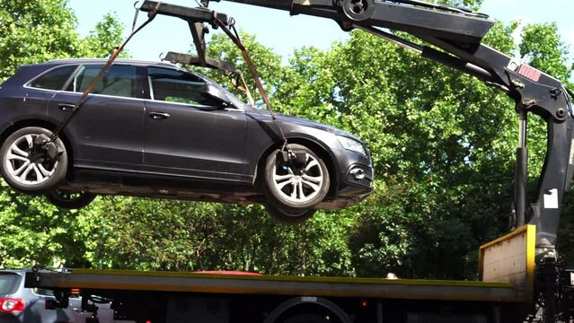 tows a car for violation in the city