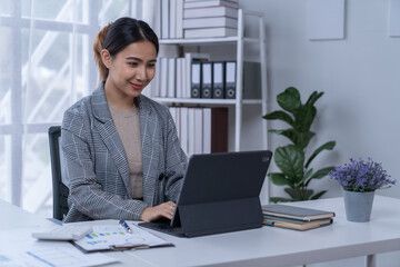 Bussiness women using laptop and smartphone working in the office