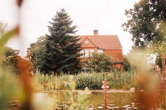 Friesenhaus mit einem Teich vor der T&uuml;r