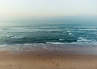 Personas caminando en la playa, fotografía aérea de dron