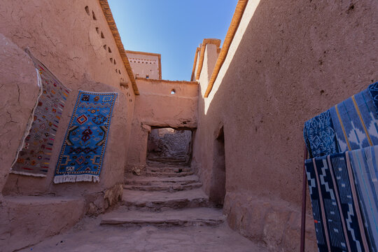 The architectural style of the mud house is elegant and attracts movie shooting.The Berbers built many mud-house Kasbah near the Ait Ben Haddou Gorge, Morocco.