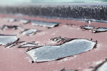 Naklejka premium Peeled brown paint from the metal window sill