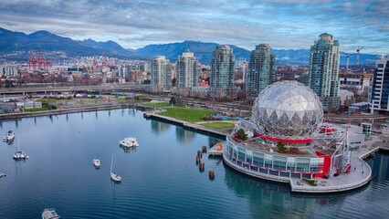 Obraz premium Science World in Vancouver on False Creek, with the North Shore Mountains in the background