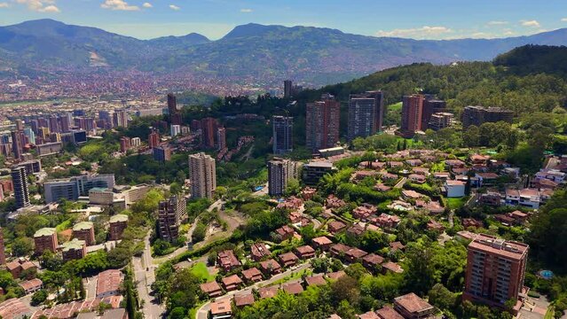 Video a&eacute;reo realizado con drone, en El Poblado, Medell&iacute;n, Antioquia, Colombia; en un d&iacute;a espectacular de verano.