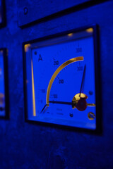 Amperemeter Anzeige in Blauen Licht Hochspannung